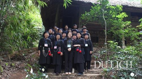 Các học viên chụp ảnh lưu niệm với giảng viên trường Đại học Mở Hà Nội